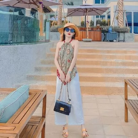 Quần ống rộng với áo cổ yếm