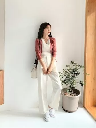 Quần ống rộng với áo cardigan