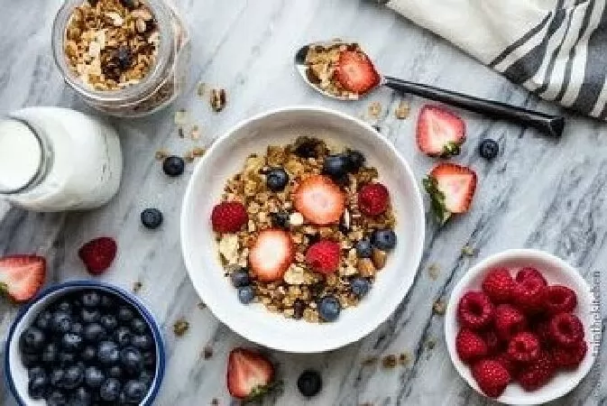 Granola sữa chua và trái cây