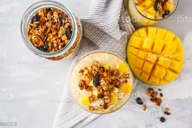 Granola mix sinh tố xoài