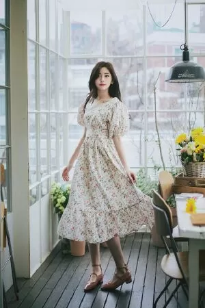 Váy yếm dài có họa tiết và màu sắc nhẹ nhàng
