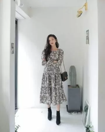 Váy Midi in hình + Túi đeo vai + Boots