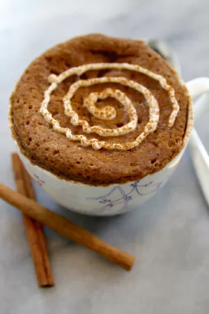 Mug cake bánh quế cuộn