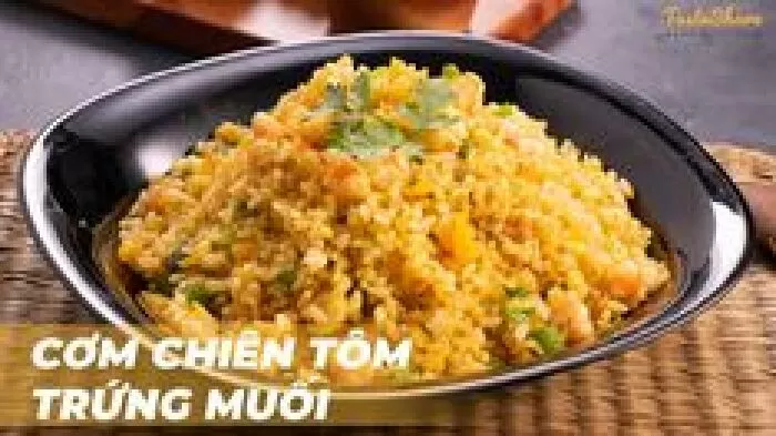 Cơm chiên trứng muối và tôm