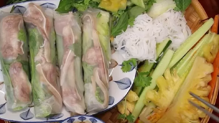 Tai heo cuốn bánh tráng