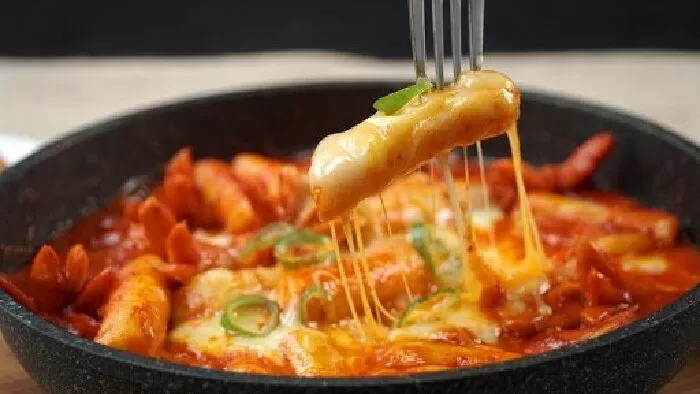Tokbokki phủ phô mai