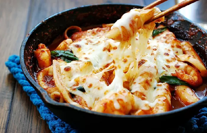Tokbokki xào gà cay phủ phô mai