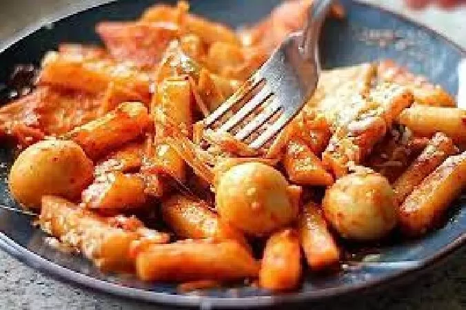 Tokbokki xúc xích trứng cút