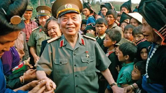 Nụ cười đại tướng - Bùi Trần