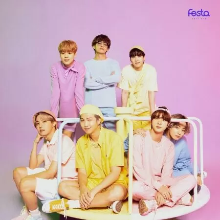 Jungkook và V cười khúc khích khi chơi đu quay trong hậu trường FESTA