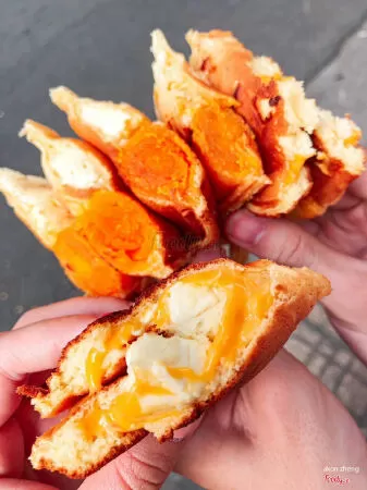 Tiệm ăn vặt Họa Mi - Hotdog phô mai trứng muối