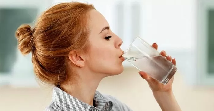 Uống một cốc nước sau mỗi giờ tại nơi làm việc
