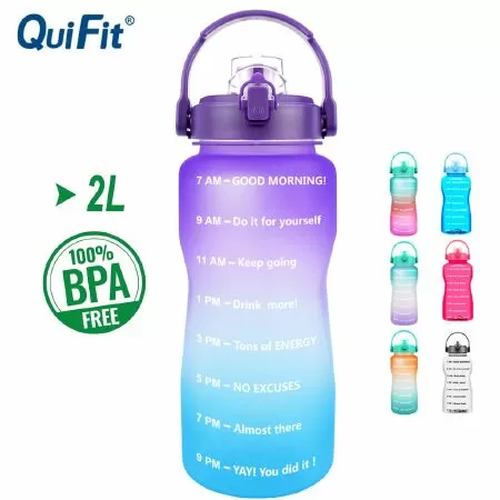 Uống nước từ một cái chai đã được đánh dấu