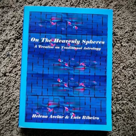 On the Heavenly Spheres: A Treatise on Traditional Astrology (Trên các quả cầu thiên đường: Chuyên luận về chiêm tinh học truyền thống) của Helena Avelar và Luis Ribeiro
