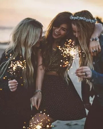 Những người chân chính rất vui và biết ơn vì thành công của bạn. Những người giả tạo đang ghen tị và cay đắng về thành công của bạn.