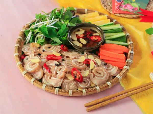 Tai heo cuộn ngâm mắm