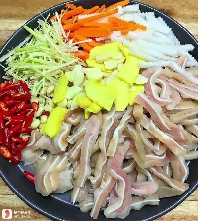 Tai heo ngâm sả tắc