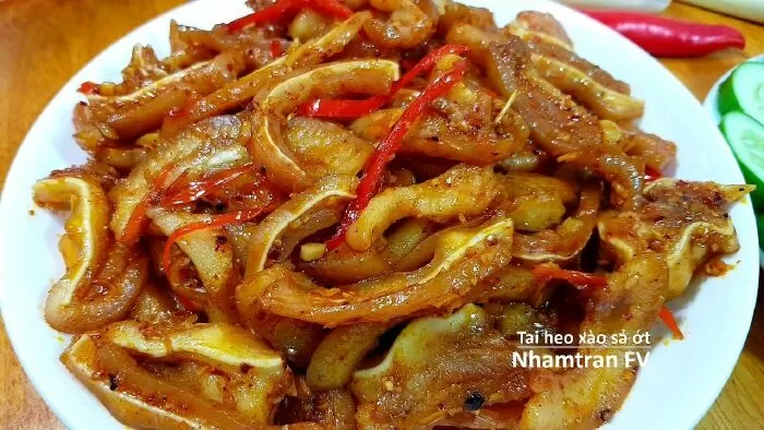 Tai heo xào sả ớt