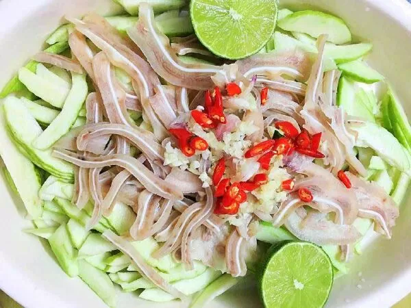 Gỏi ổi trộn tai heo