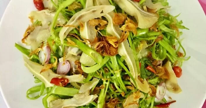 Tai heo nộm rau muống