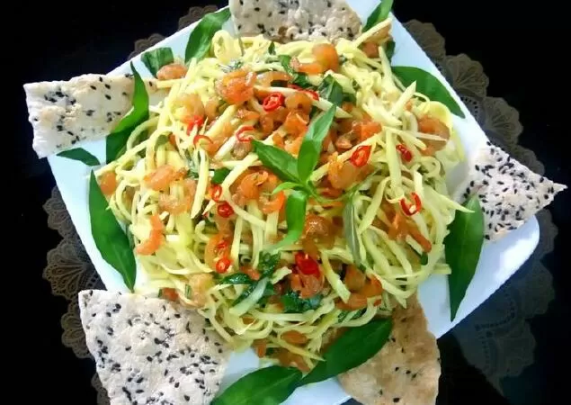 Gỏi xoài tôm khô chua cay sần sật