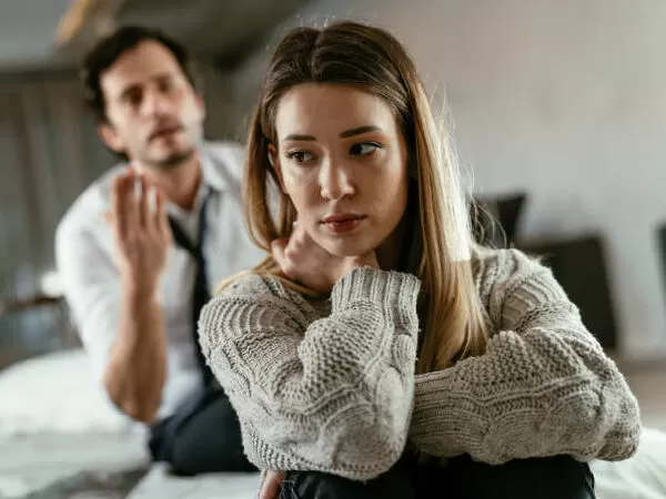 Khi bạn chấp nhận lời mời kết bạn từ những cô gái ngẫu nhiên