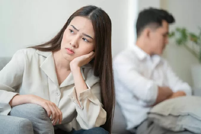 Khi bạn đi chơi với cô ấy và nhận được tin nhắn từ một cô gái khác.