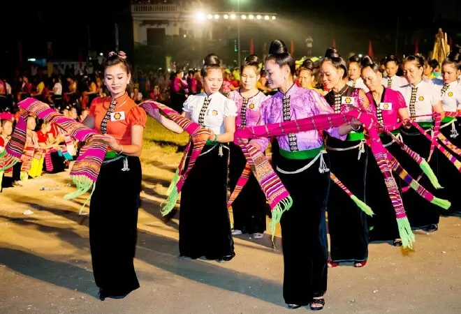 Đêm hội múa xòe - Lương Văn Tộ