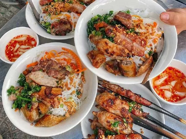 Bún thịt nướng chả giò Bà Thêm