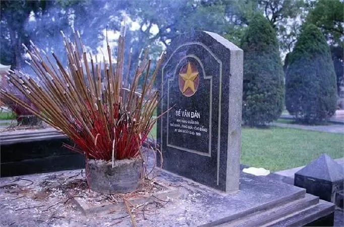 Mộ Bế Văn Đàn - Xuân Diệu