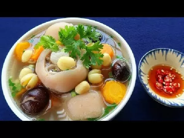 Chân giò hầm hạt sen
