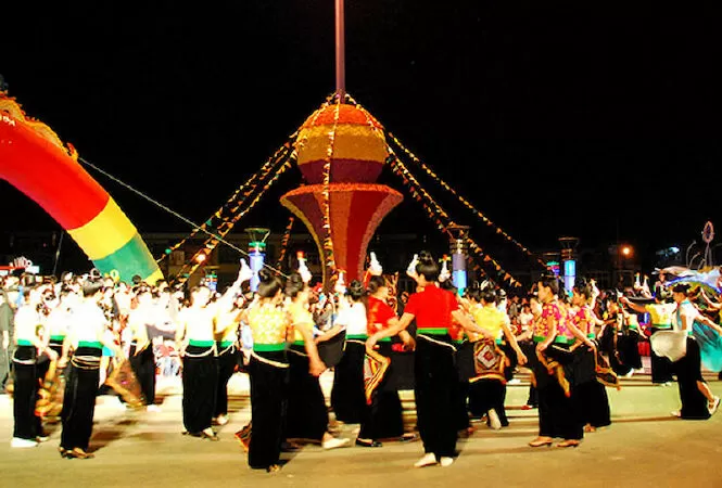 Hai mươi năm múa điệu xòe hoa - Văn Thảo Nguyên