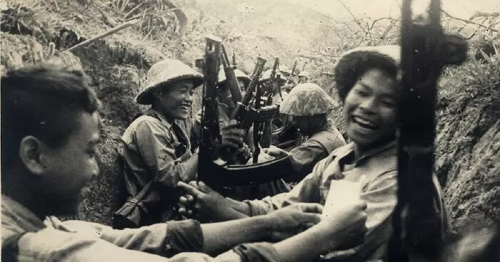 Lững lờ dù hạ đến tay chúng mình - Phác Vân