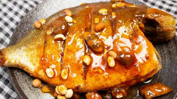 Cá chim chiên giòn sốt me