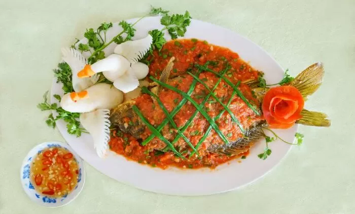 Cá chim chiên sốt cà chua