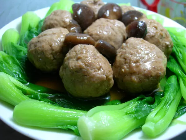 Thịt viên với xốt nấm