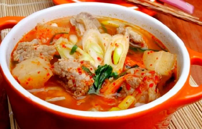 Giò heo rút xương hầm kim chi