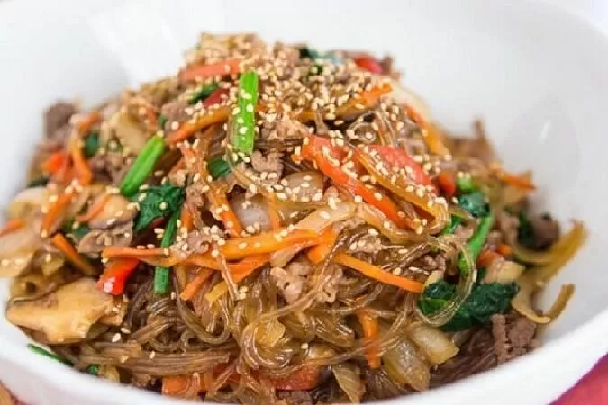 Japchae (Miến xào rau củ quả)
