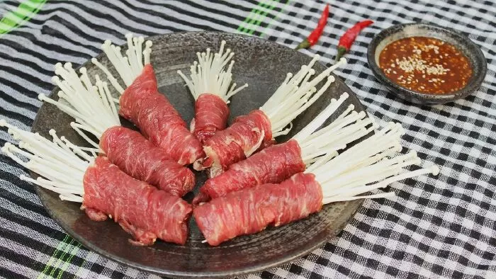 Bò cuốn Nấm Kim châm nướng