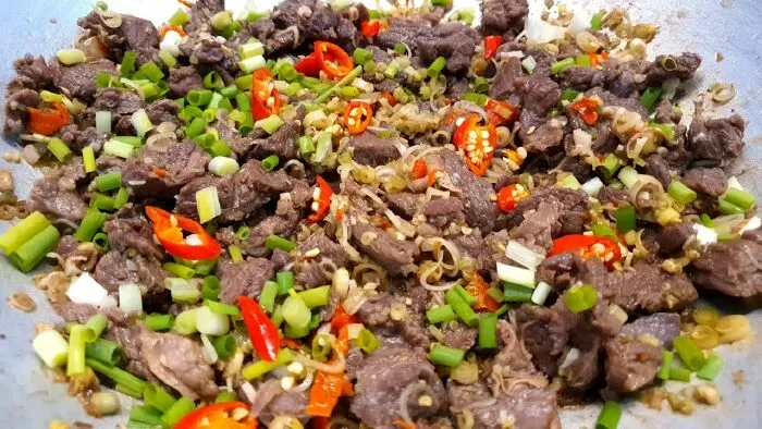Thịt trâu hấp sả ớt