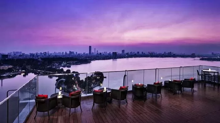 Summit Lounge