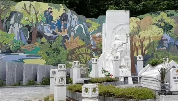 Tượng đài Kim Đồng (Sưu tầm)