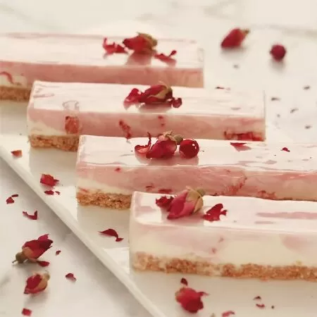 Cheesecake hoa hồng mâm xôi
