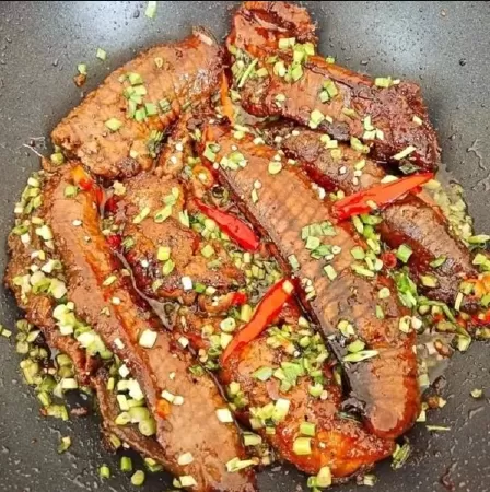 Trứng cá ngừ chiên sốt me