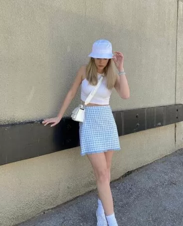 Áo tanktop với chân váy ngắn