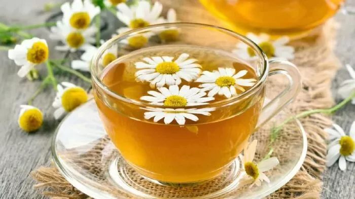 Trà hoa cúc thư giãn giúp dễ ngủ và ngủ sâu hơn