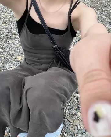 Áo tanktop cùng váy hai dây