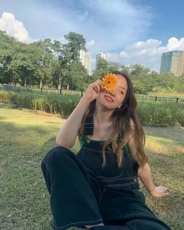 Kết hợp cùng yếm jeans