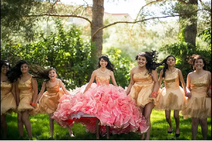 Các gia đình gốc Tây Ban Nha và Latinh kỉ niệm Quinceaneras