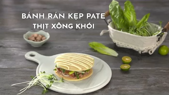 Bánh rán kẹp pate thịt xông khói